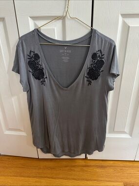 American Eagle Outfitters Gray V‑Neck Tee with Black Floral Embroidery